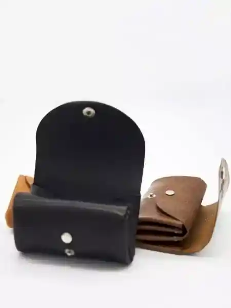 Seamless leather wallet with button closure - Img 3